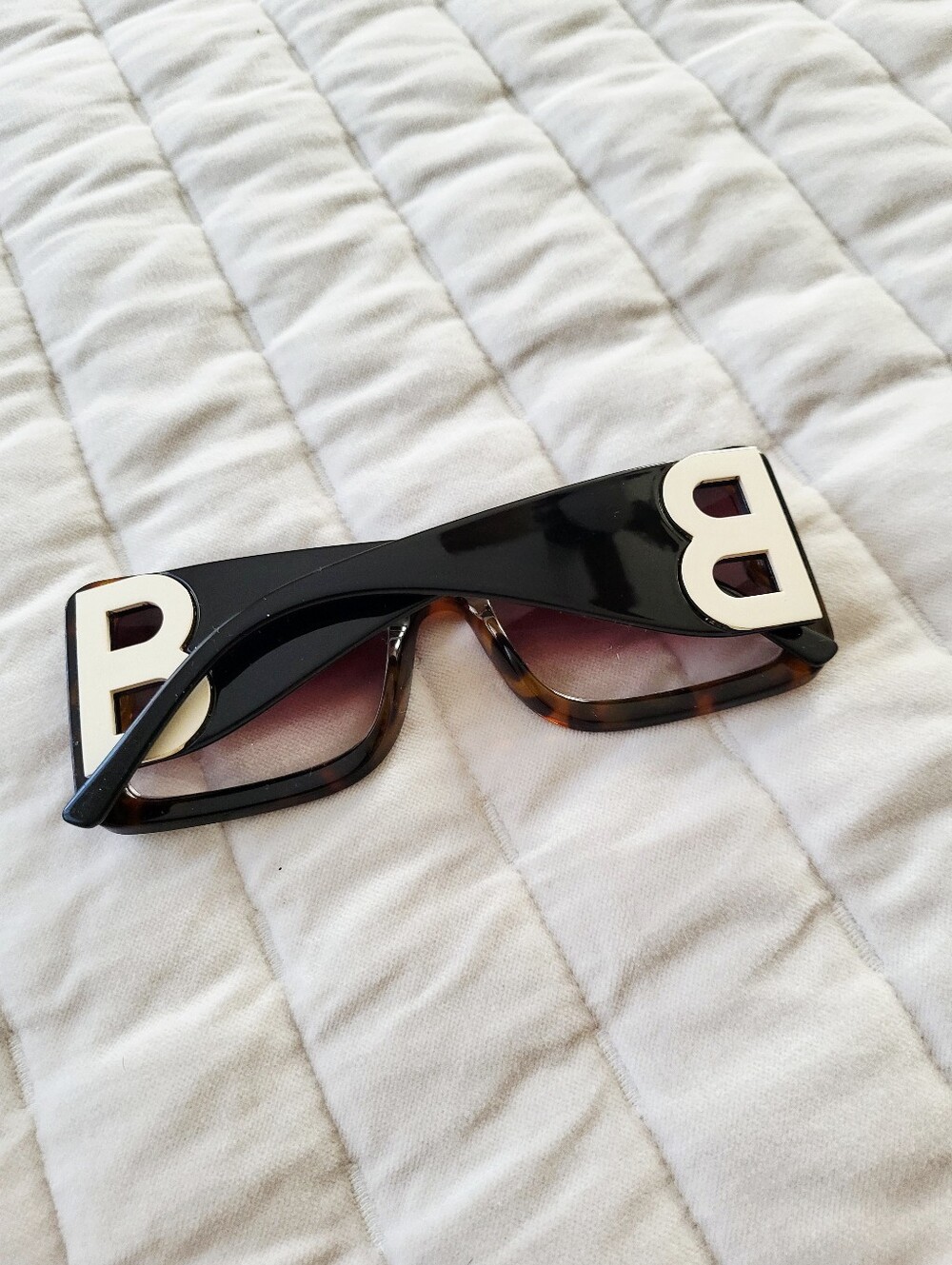 Burberry Frith Oversized Tortoiseshell & Black Square Sunglasses With B Accent - Picture 11 of 15